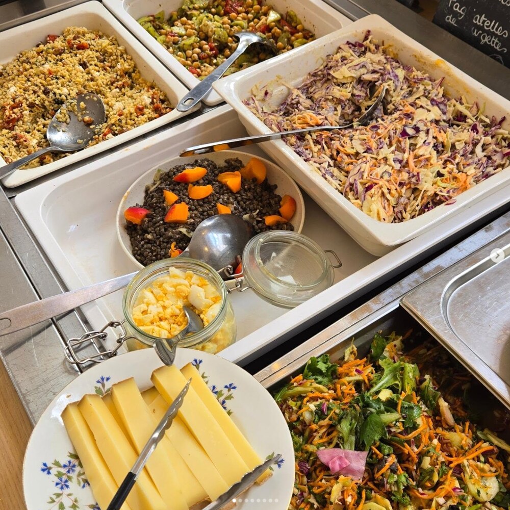 Buffet de salades fraîches au poids : taboulé, coleslaw et lentilles